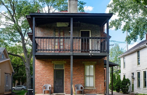 Italian Village House | Short North- 53 1/2 -- LOVELY SHORT NORTH 2BR APARTMENT l FREE P