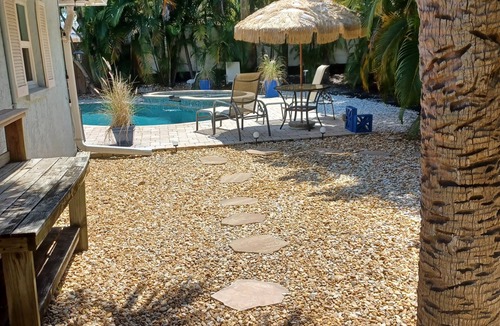 Bay Isle House | SIESTA KEY BEACH COTTAGE, 5 Minute walk to Sunset on the Beach
