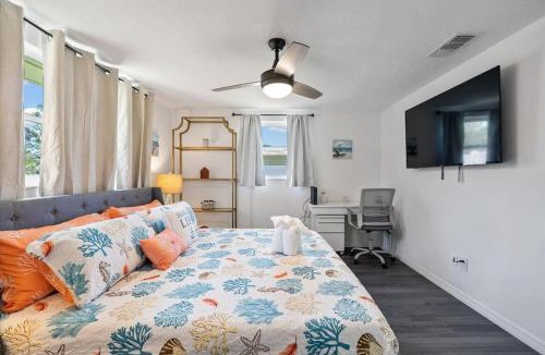 Gulf Gate Estates House | Siesta Key Cottage with Heated Pool