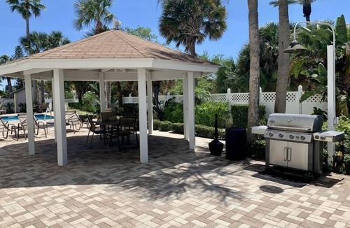 Siesta Key Condo | SIESTA SANDS BEACH RESORT - Beachfront Condo complex on Crescent Beach - 1BR