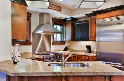 North Park City Condo | Silver Star 701 -Ski In/Ski Out - Sleeps up to 11 - Private Hot Tub