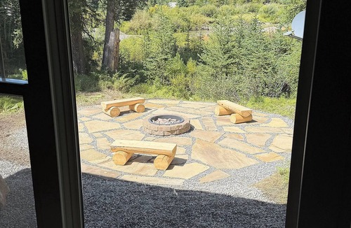 Cooke City-Silver Gate Cabin | Silver Willows Sarva Cabin on 4 Acres by the Creek