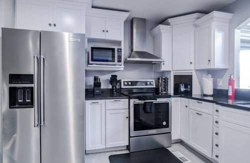 Summit Station House | Simple & Spacious | Sleeps 18 | King | EV | Lake