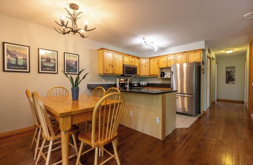 Fernie Ski Chalet | Ski In & 15 Minute Walk to the Lifts. Hot Tub. A/C. Pet Friendly