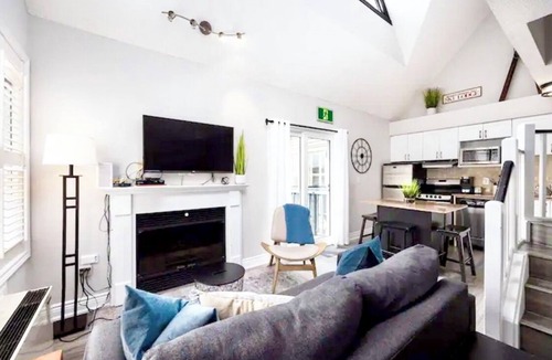 Craigleith House | Ski in&out 2 Bedroom, 2 level chalet w/Hot Tub, Pool, and Mountain Views @ Blue!