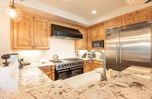 Empire Pass Condo | Ski-in/Ski-out, Luxury Amenities, Workout Rooms - Steps from the Slopes!