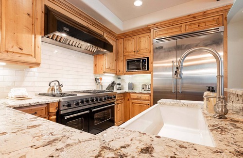 Empire Pass Condo | Ski-in/Ski-out, Luxury Amenities, Workout Rooms - Steps from the Slopes!