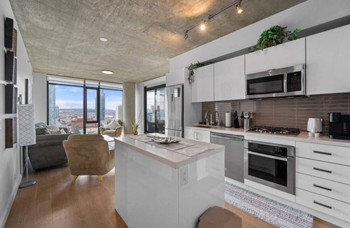 Connaught Apartment | "Sky Cabin" | UG Parking | AC | Mins to Saddledome