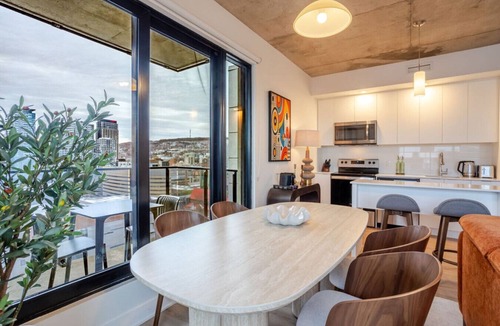 Quartier des Spectacles Apartment | Skyline Luxury Retreat | Free Parking