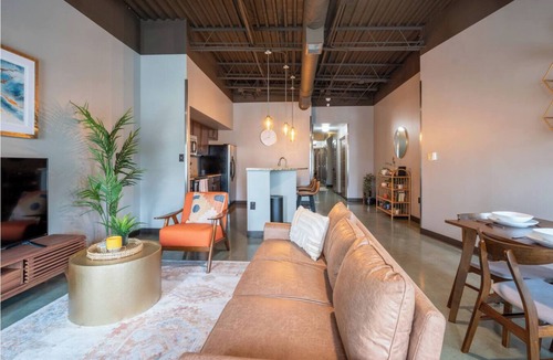 Weinland Park Apartment | Sleek Industrial Loft in Short North Near OSU with King Beds & Fast WiFi