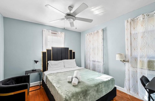 Takoma Park House | Sleep 24,Large Home near DC4 Kitckensdriveway