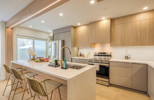 Whitby House | Sleep 8 | Toronto Hub| Thermëa Spa | Iroquois Park