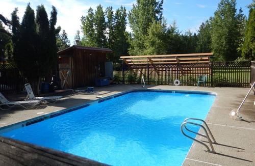 Winthrop Apartment | Sleeping Wolf Studio w/ski trail & river access, pool/hot tub