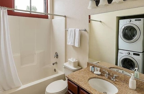 Downtown Springfield Apartment | Sleepover | Pristine 2BD/1BA Condo - Downtown SGF