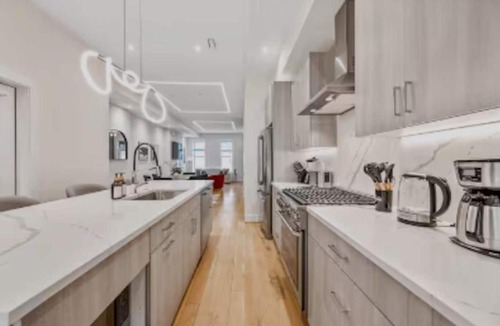 Mount Vernon Square Villa | Sleeps 12 Downtown Entire home with rooftop