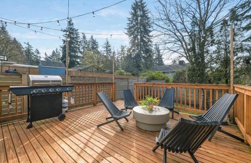 Hillwood House | Sleeps 18 Triplex 9BR 3 Kitchens 1 Yard
