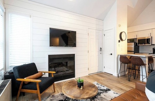 Craigleith Apartment | Slopeside Terminal - Pool, Shuttle & Private Patio