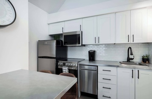 Craigleith Apartment | Slopeside Terminal - Pool, Shuttle & Private Patio