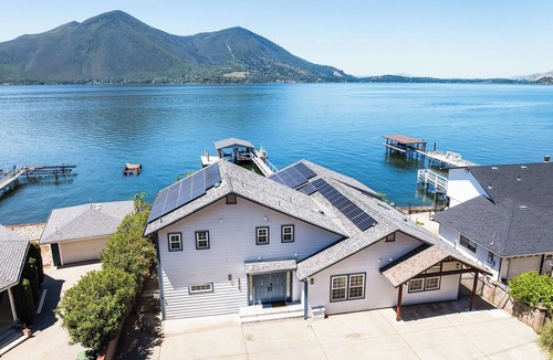 Clearlake House | Smiling Otter Retreat! Large Lakefront Luxury House.Pool.Spa.Sauna.Games.Pets