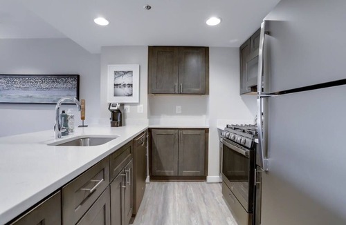 Court House Apartment | Sojourn | Courtland Towers Metro Accessible
