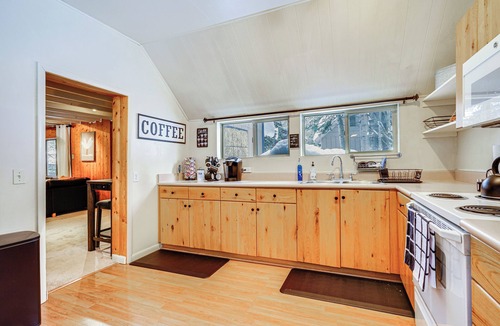 Salt Lake Mountain Resorts Cottage | Solitude Mountain Cabin: Creek-side View & Hot Tub
