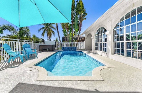 Pelican Villa | Sophisticated 3 BR waterfront Villa with heated pool, hot tub, kayaks, dock and tiki hut