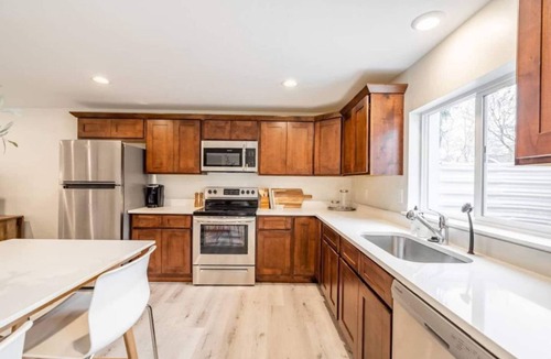 Pleasant Grove House | Sophisticated & Charming Guest Apartment