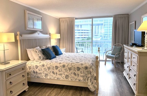 Arcadian Shores Condo | South Hampton 305-Bathrooms Recently Updated