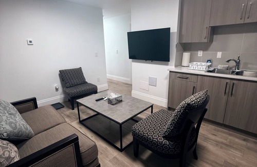 Surrey House | South Surrey 2 bed cozy Legal suite, minutes from shopping, hwy, border & beach