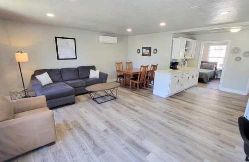Morris Hill House | Spacious 1 BR 1 BA Guest House Walk to St Als Hospital + 10 mins to DT