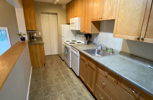 University District Apartment | Spacious 2Bdrm walkable to UW, Shopping and More