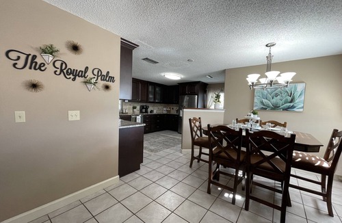 Southgate Apartment | Spacious 3/3 Apt w/Hot Tub/75in TV/Mac Computer