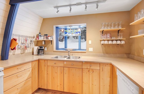 Silver Star Mountain Cabin | Spacious 3 bedroom cabin w/hot tub, pet-friendly, close to village and trails