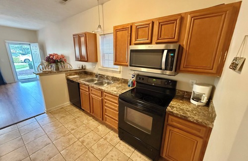 Myrtle Beach Cottage | Spacious 3-bedroom cottage, 2 Blocks To Beach! Free WIFI and Parking in Myrtle