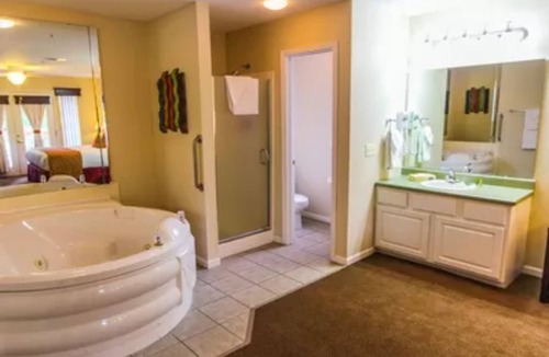 Branson Resort | Spacious 3 BR Suite adjacent Thousand Hills Golf near center of Theater Strip
