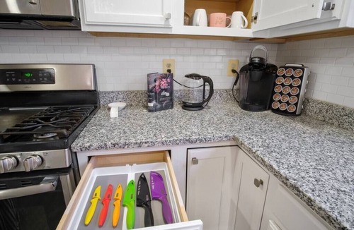 Sterling House | Spacious 3 LVL, 3 BEDR + Attached Baths, Close to Airport ✈ and Attractions