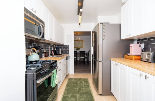 Alexandria Condo | Spacious 3BR condo in Alexandria w/100" TV and free parking