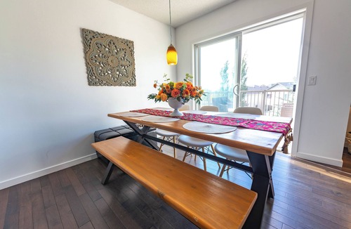 Cochrane House | Spacious 4 Bedroom for Family Trip & Hot tub