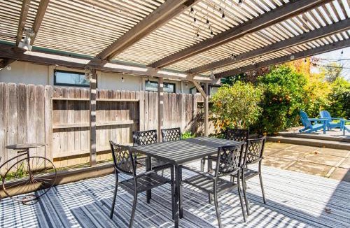 Central Davis House | Spacious 4BR Backyard Oasis with BBQ Near UC Davis