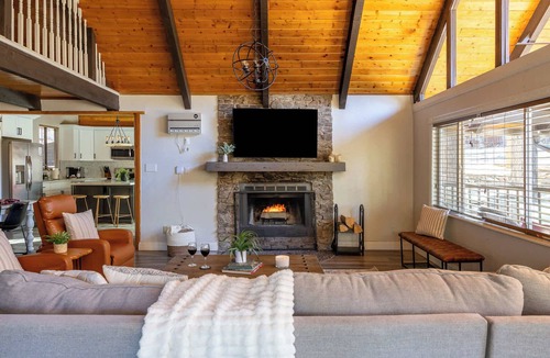 Munds Park House | Spacious 4BR Cabin with a Hot Tub