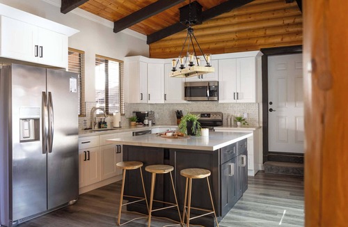 Munds Park House | Spacious 4BR Cabin with a Hot Tub