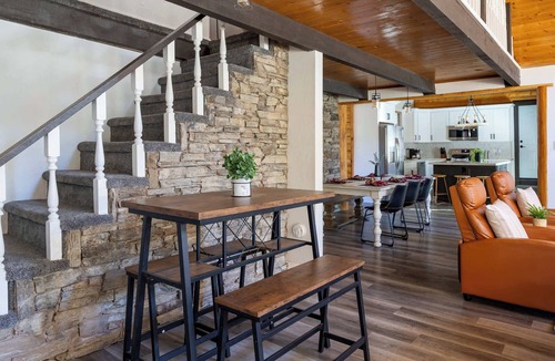 Munds Park House | Spacious 4BR Cabin with a Hot Tub