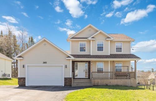 Dieppe House | Spacious 4BR Family Retreat w- Game Room 10p