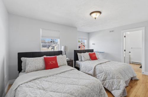 Dieppe House | Spacious 4BR Family Retreat w- Game Room 10p