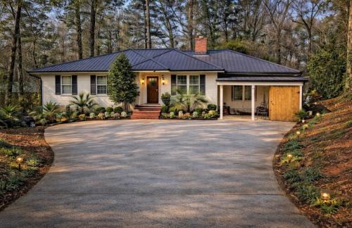 Belvedere Park House | Spacious 5 Bedroom Home in Decatur Near Downtown Atlanta Ideal for Families & Groups