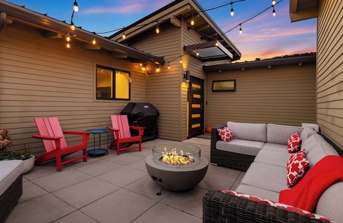 Fauntleroy House | Spacious 5 bedroom home with one of West Seattle's most breathtaking views