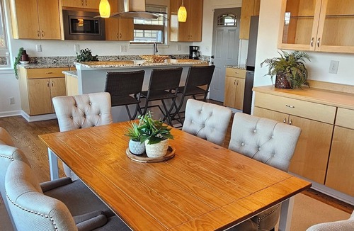 Seattle Metro Area House | Spacious 5-bedroom house in Seattle with Air Conditioning, Wi-Fi, View & Laundry
