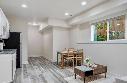 Highline House | Spacious 5B 3.5B House Near Airport & Dinning