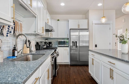 Highline House | Spacious 5B 3.5B House Near Airport & Dinning
