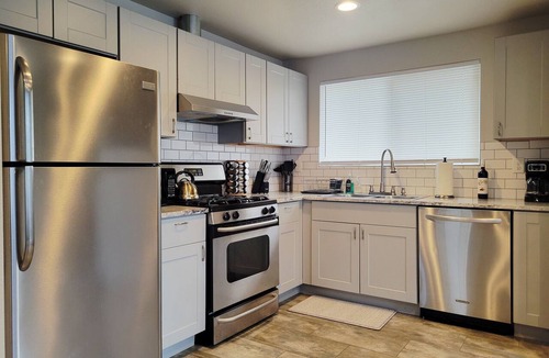 Mount Baker House | Spacious 5br/3ba home with 8bed - Near Airport, Downtown & Train station
